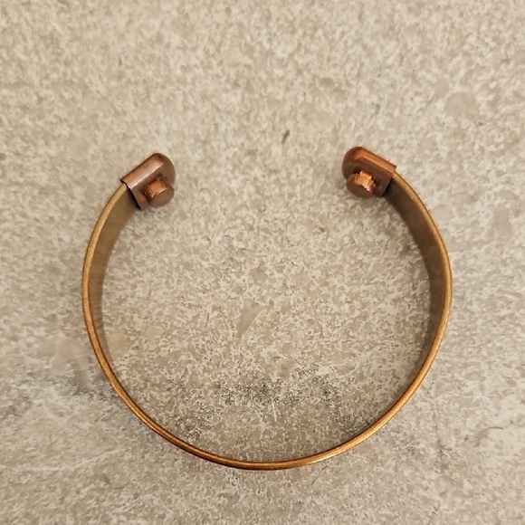 Elegant Copper and Gold-Toned Bracelet - Picture 2 of 3